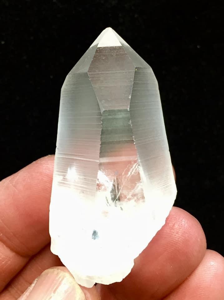 カリフォルニア州ヒマラヤ鉱山のトライカラートルマリン結晶 